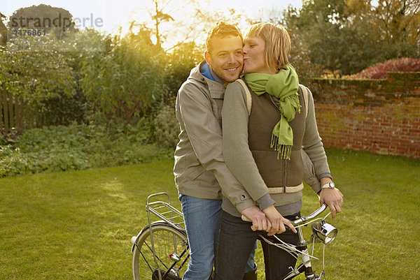 Paar auf alten Fahrrädern  küssen. Herbst