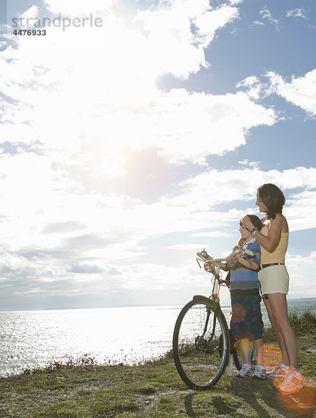 Mutter und Sohn mit Fahrrad