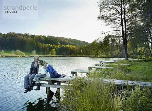 Familie genießt herbstliche Atmosphäre