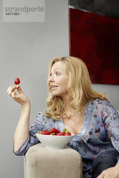 Frau mit Erdbeere