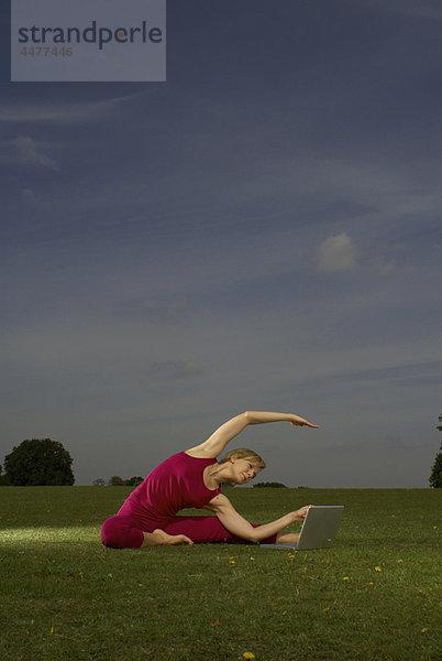 Frau beim Yoga im Park