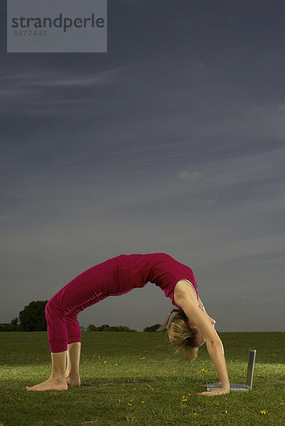 Frau beim Yoga im Park