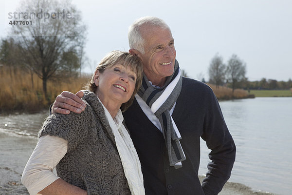 Seniorenpaar zu Fuß am See