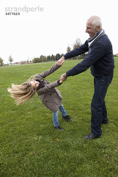 Großvater und Enkelin im Park