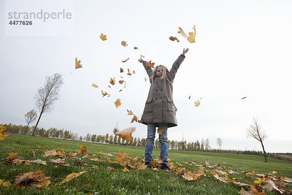 Mädchen mit Herbstblättern