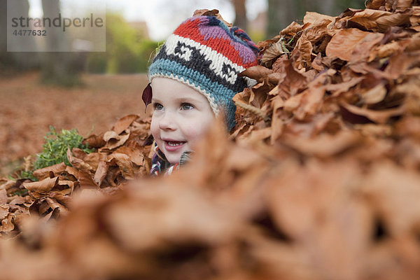 Mädchen im Herbstlaub