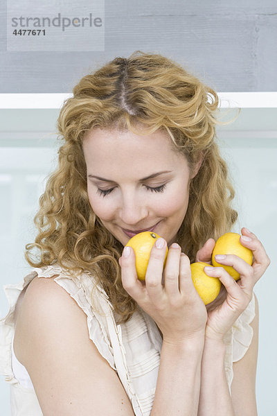 Frau riecht Zitronen