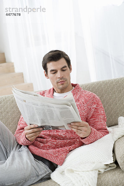 Mann  Zeitung  vorlesen