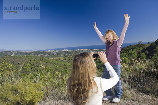 Mutter fotografiert Tochter mit Aussicht