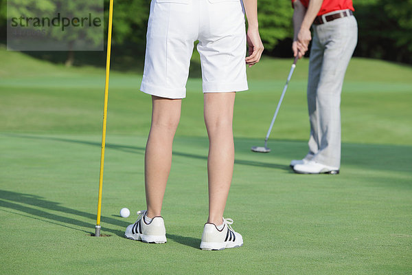 Paar Golfen am Golfplatz