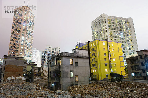 Alte baufällige Gebäude und Schutt mit modernen Gebäuden im Hintergrund  Shenzhen  China