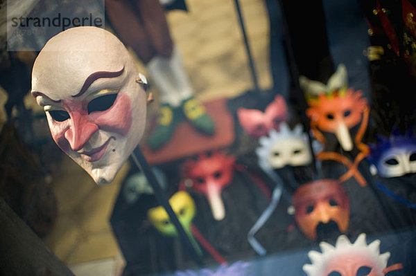 Eine Maskenmaske in einer Schaufensterdekoration