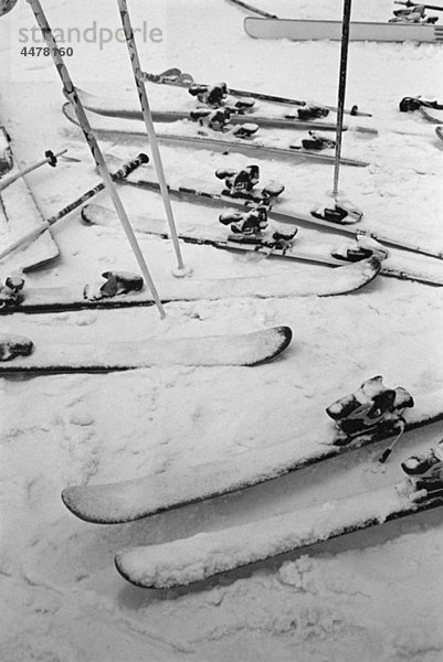 Ski und Skistöcke im Schnee