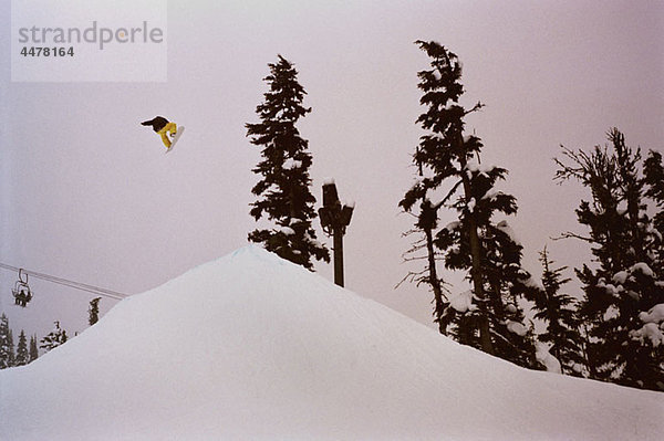 Ein Snowboarder in der Luft