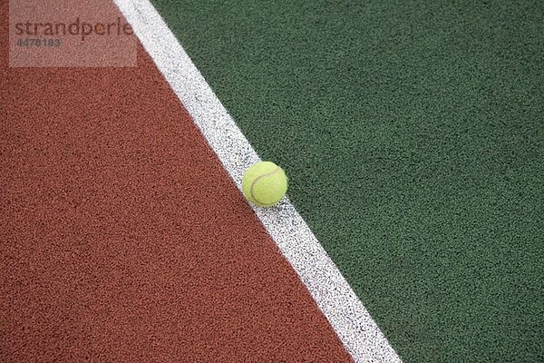 Tennisball auf der Linie Nahaufnahme