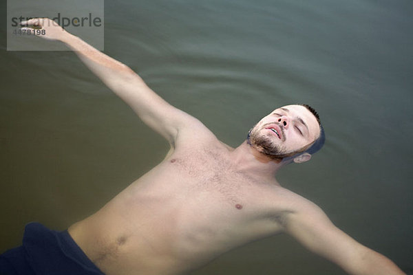 Auf dem Wasser schwebender Mann