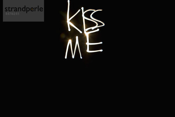 KISS ME geschrieben mit Licht