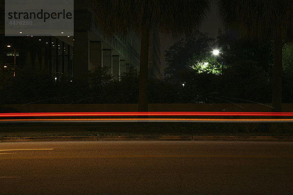 Lichtspuren auf einer Stadtstraße