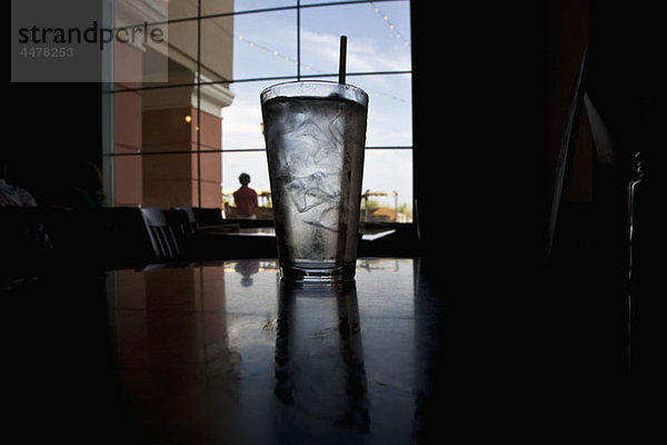 Ein Glas Eiswasser auf einem Tisch in einem Restaurant