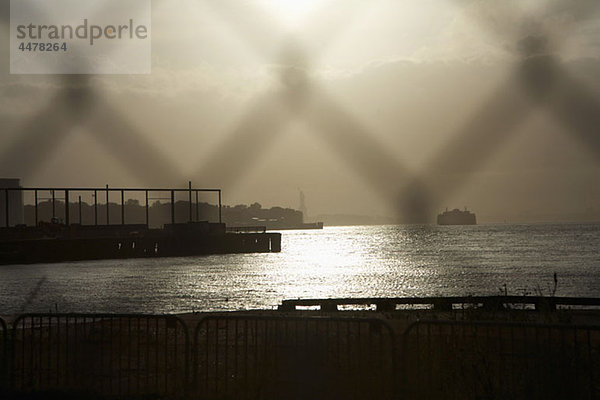 Blick auf den New Yorker Hafen und die Freiheitsstatue in der Ferne