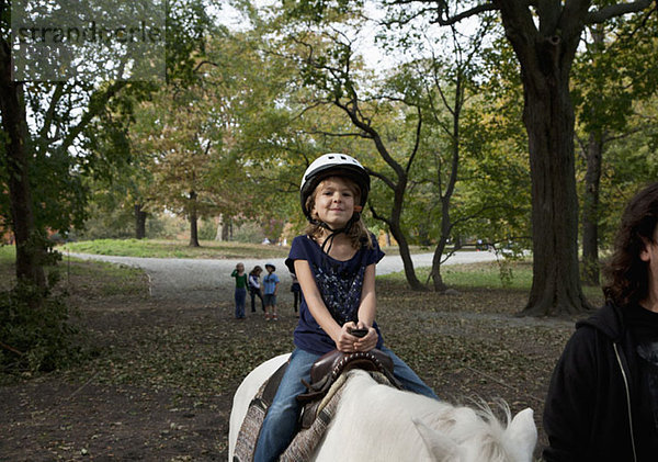 Ein junges Mädchen beim Reiten