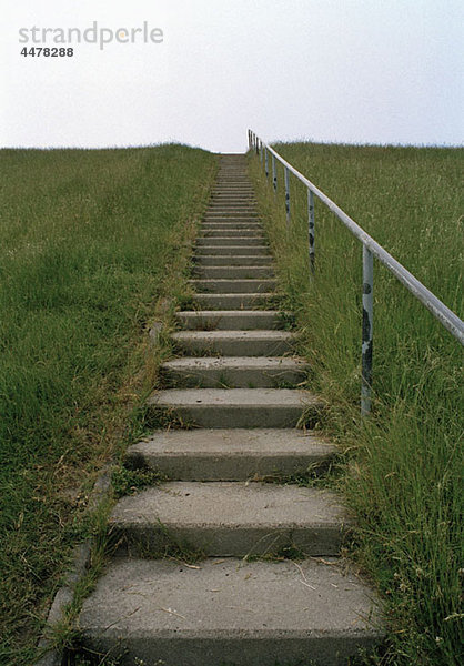 Treppe auf einem grasbewachsenen Hügel
