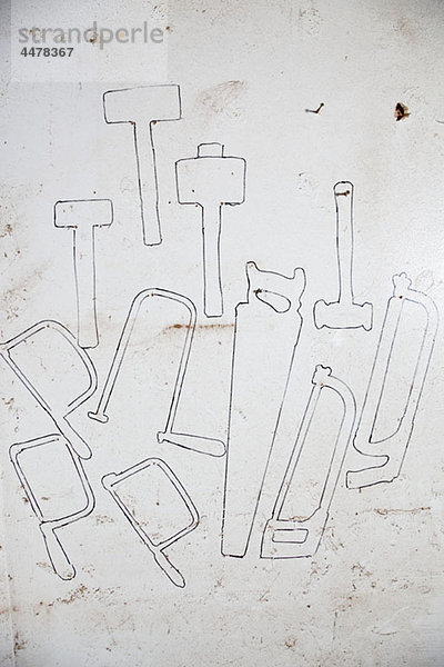 Detail der gezeichneten Umrisse von Handwerkzeugen an einer Wand