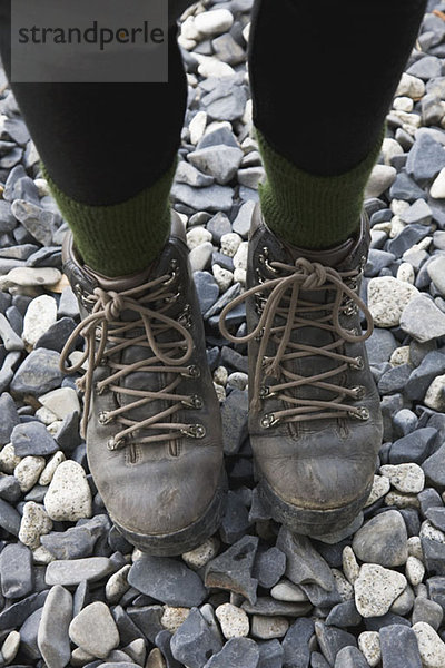 Hochwinkelansicht einer Frau mit Wanderschuhen