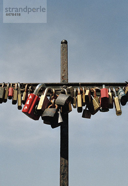 Liebesvorhängeschlösser an der Liebesbrücke  Prag  Tschechische Republik