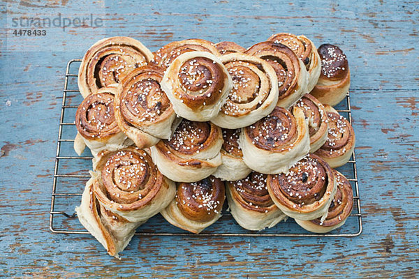 Ein Haufen frisch gebackener Schmerz aux Rosinen