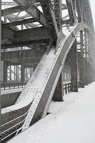 Die Metallkonstruktion einer Straßenbrücke im Schneesturm