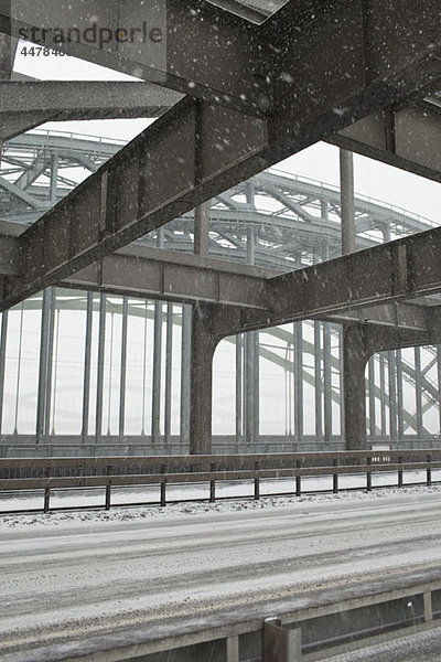 Die Metallkonstruktion einer Straßenbrücke im Schneesturm
