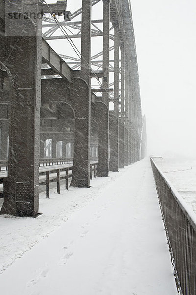 Die Metallkonstruktion einer Brücke im Schneesturm