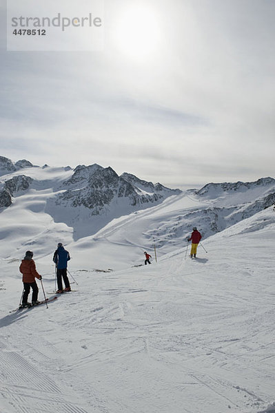 Menschen beim Skifahren