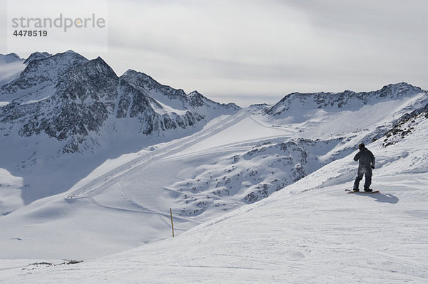 Snowboarder bereitet sich auf den Abstieg vor