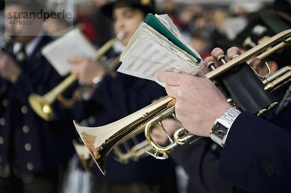 Trompete spielende Person in einer Marschkapelle