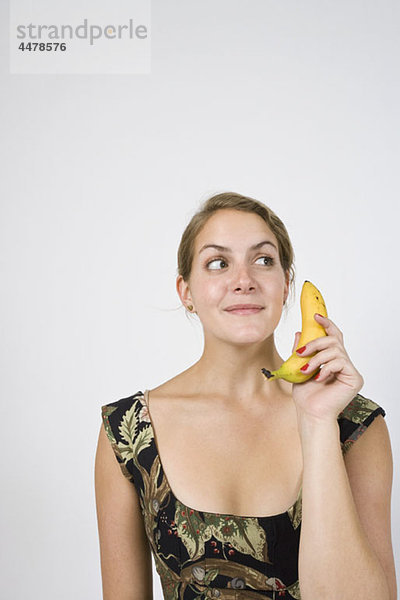 Frau auf Banane Telefon