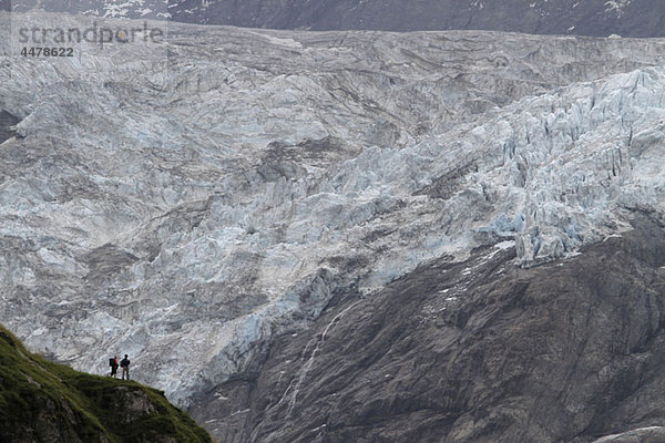 Zwei Wanderer beim Blick auf einen Gletscher