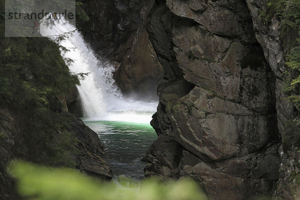 Blick auf einen Wasserfall durch Felsen