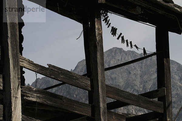 Eine Holzveranda vor einer Bergkette