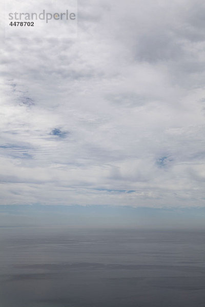 Blick auf Wolken am Himmel über dem Ozean  Atlantik  Portugal