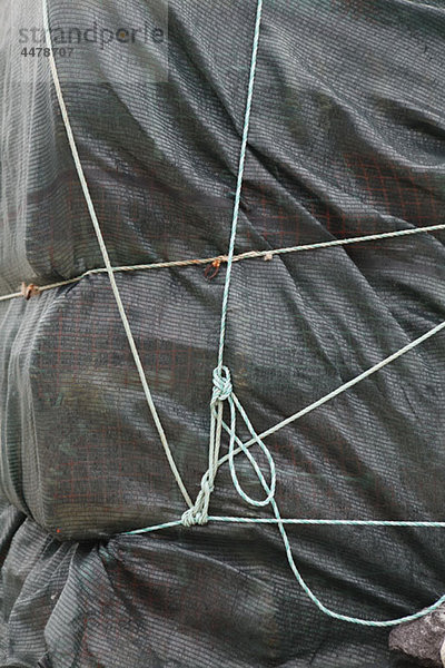 Detail einer Plane und Seile