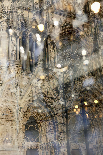 Detail einer Kathedrale und Spiegelungen in Glas  Notre-Dame de Reims  Reims  Frankreich