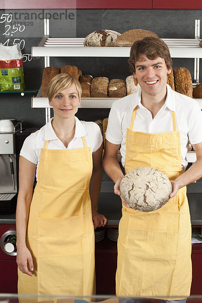 Zwei Verkäufer in einem Bäckerei-Café