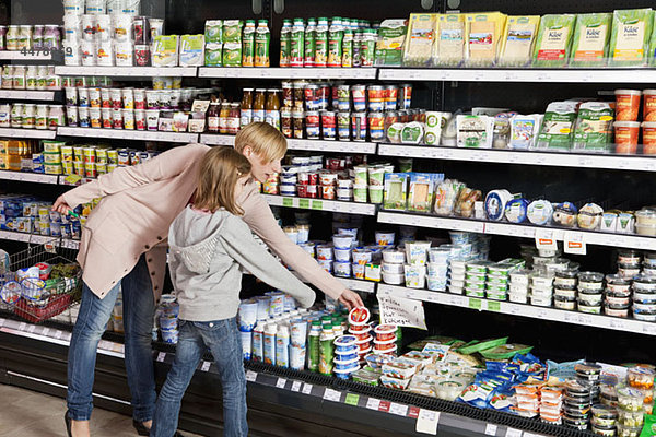 Mutter und Tochter beim Einkaufen im Supermarkt