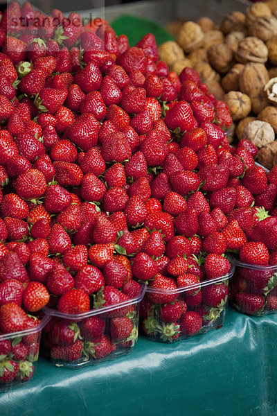 Erdbeeren auf einem Outdoor-Markt