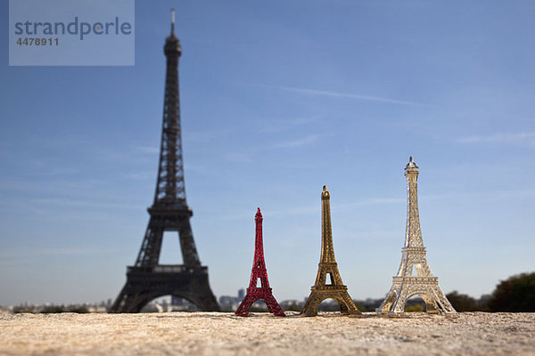 Drei Eiffelturm-Repliken neben dem echten Eiffelturm  Schwerpunkt Vordergrund