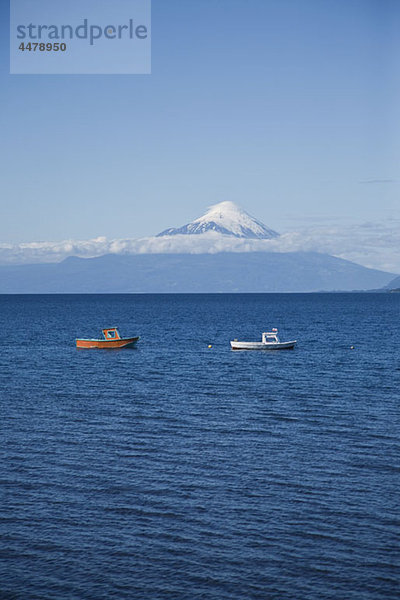 Blick auf den Llanquihue-See und den Vulkan Osorno  Puerto Varas  Chile