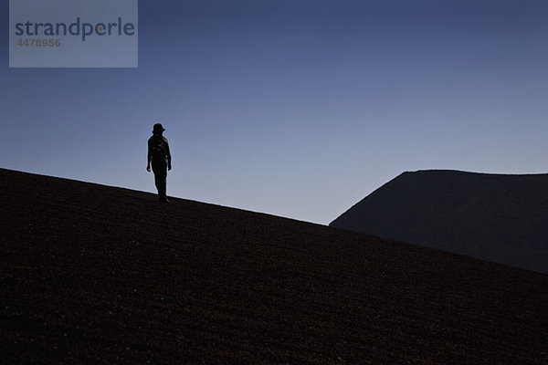 Silhouette einer Person am Vulkan Lonquimay  Patagonien  Chile