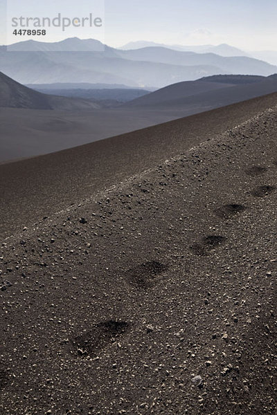 Fußspuren entlang des Vulkans Lonquimay  Patagonien  Chile